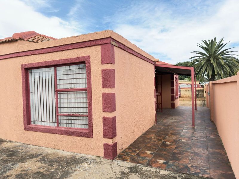 For Sale: Spacious 3-Bedroom, 2-Bathroom Home in Olifantsfontein West - Photo 3