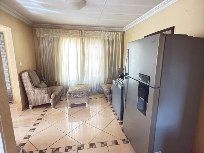 For Sale: Spacious 3-Bedroom, 2-Bathroom Home in Olifantsfontein West - Photo 8