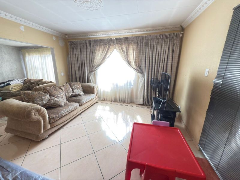For Sale: Spacious 3-Bedroom, 2-Bathroom Home in Olifantsfontein West - Photo 10