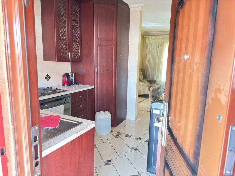 For Sale: Spacious 3-Bedroom, 2-Bathroom Home in Olifantsfontein West - Photo 7