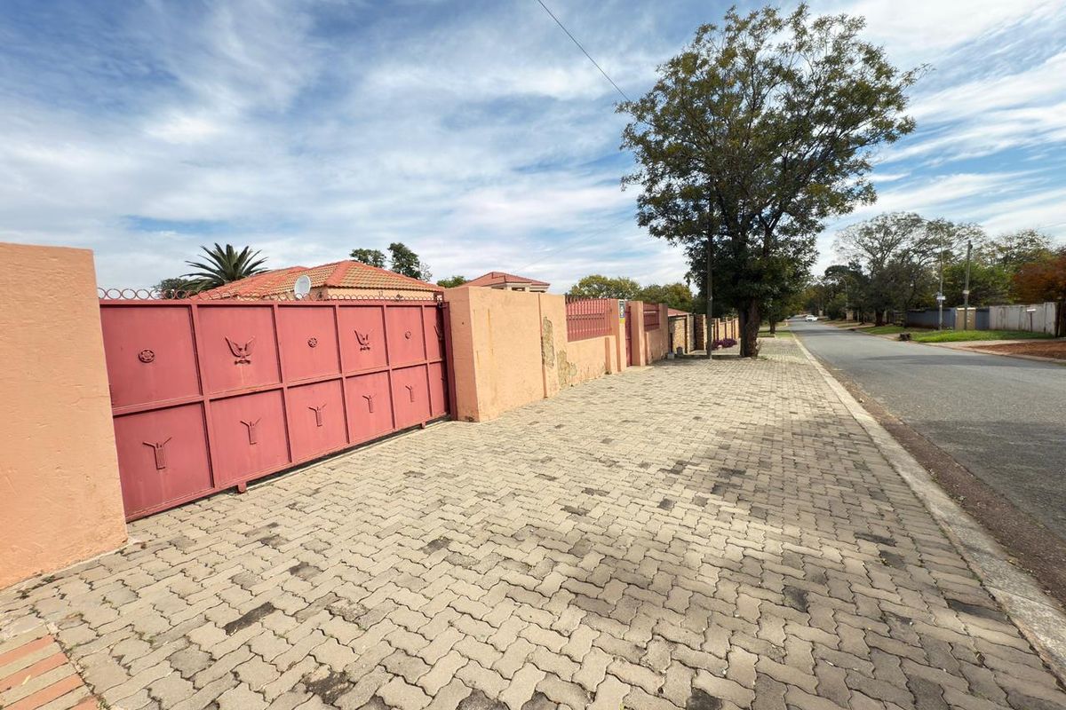For Sale: Spacious 3-Bedroom, 2-Bathroom Home in Olifantsfontein West - Photo 2
