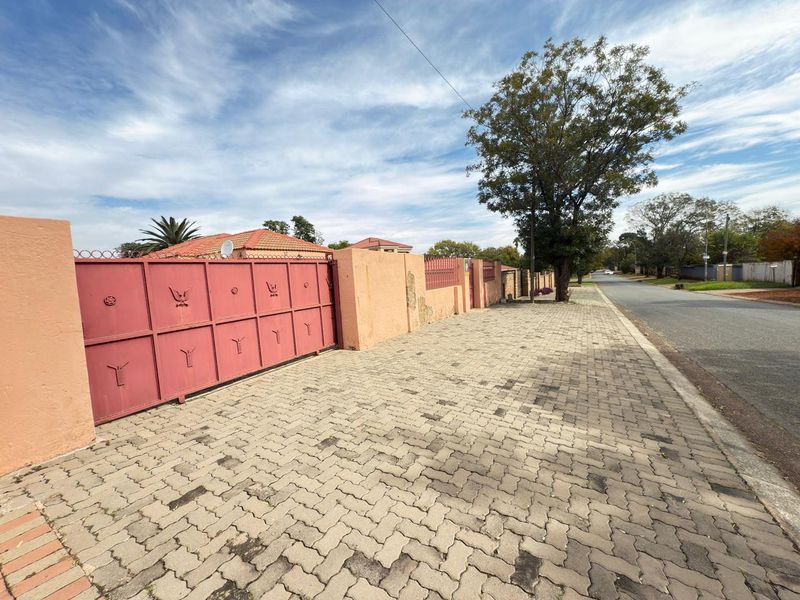 For Sale: Spacious 3-Bedroom, 2-Bathroom Home in Olifantsfontein West - Photo 2