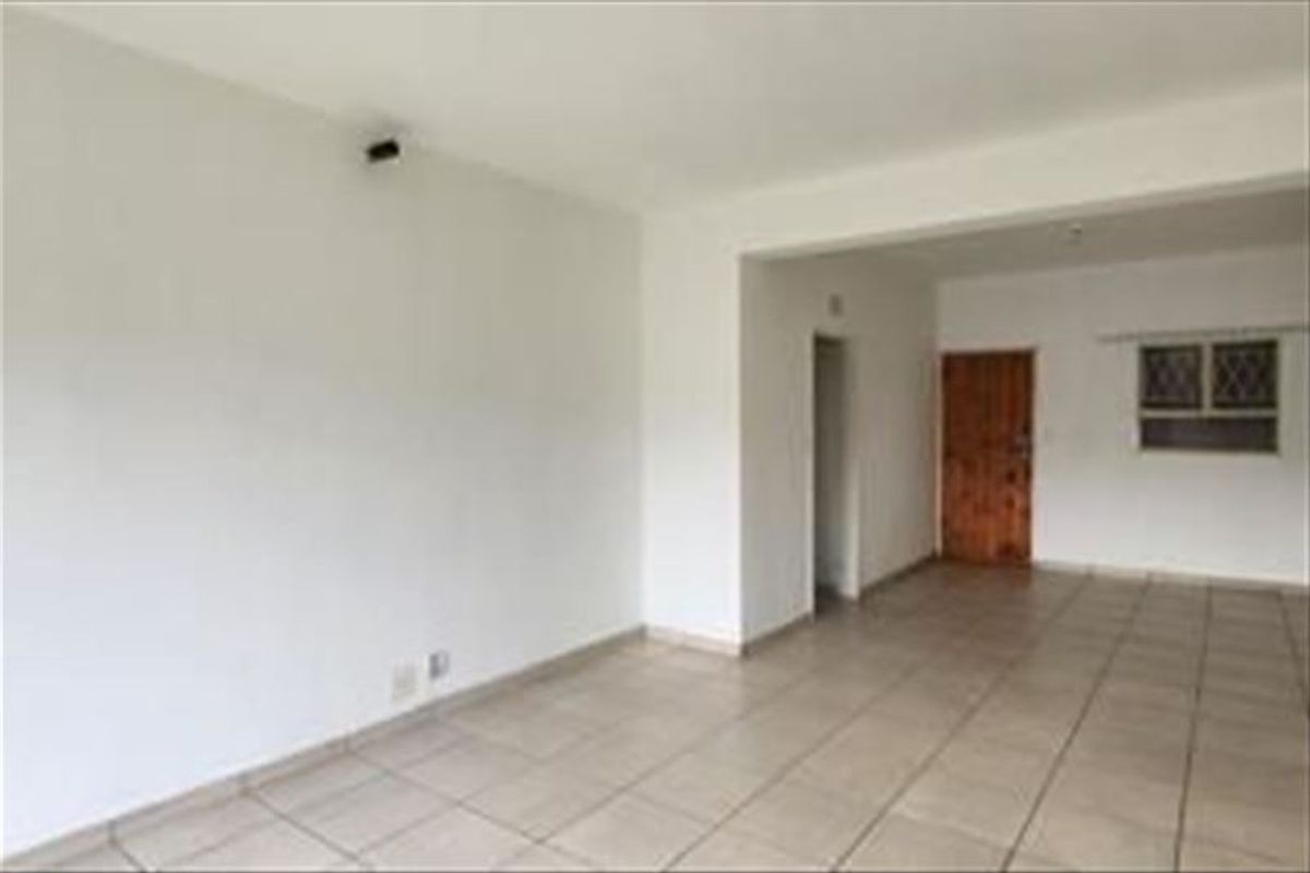 Charming 2-Bedroom Home with Comfortable Living Spaces - Photo 3