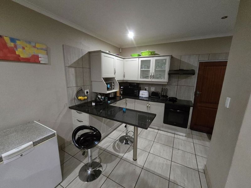 Spacious 4-Bedroom Family Home with Modern Comforts - Photo 3