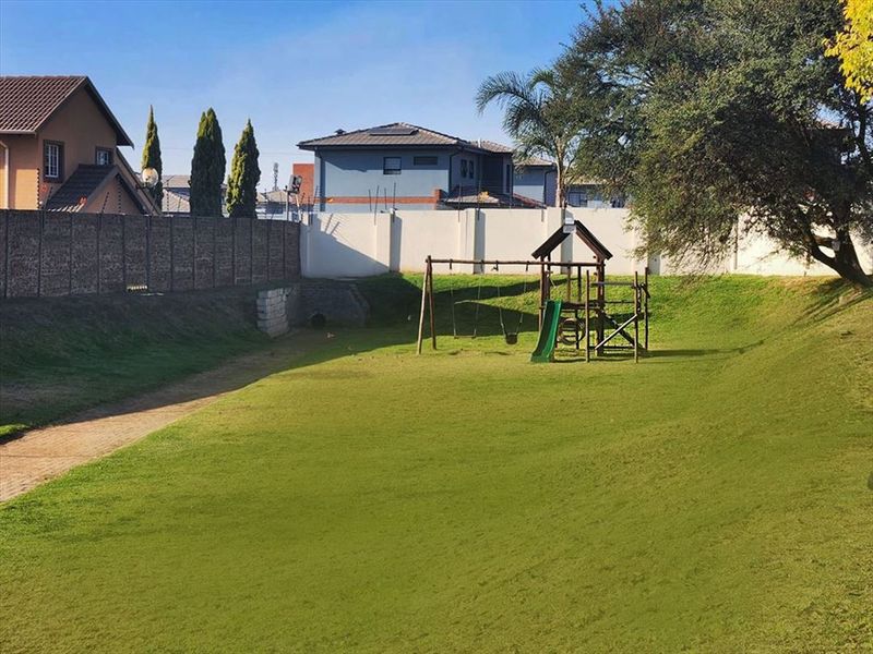 Cozy 2-Bedroom Starter Home with Essential Comforts - Photo 3