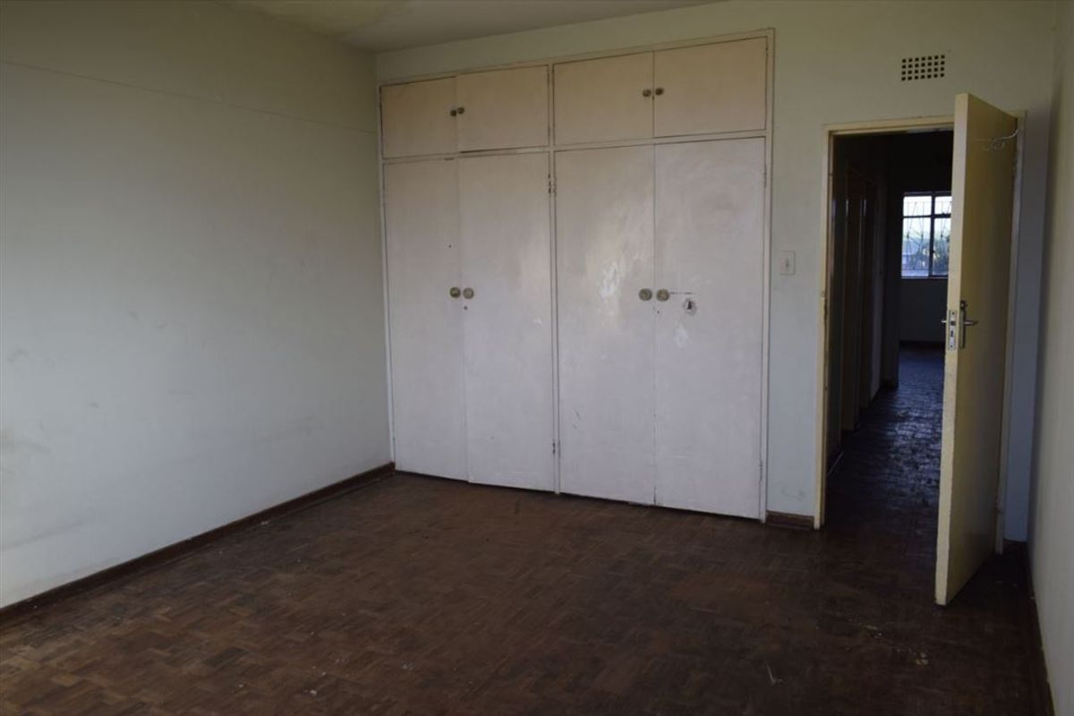 Elegant 2-Bedroom Home with En-Suite Comfort - Photo 3