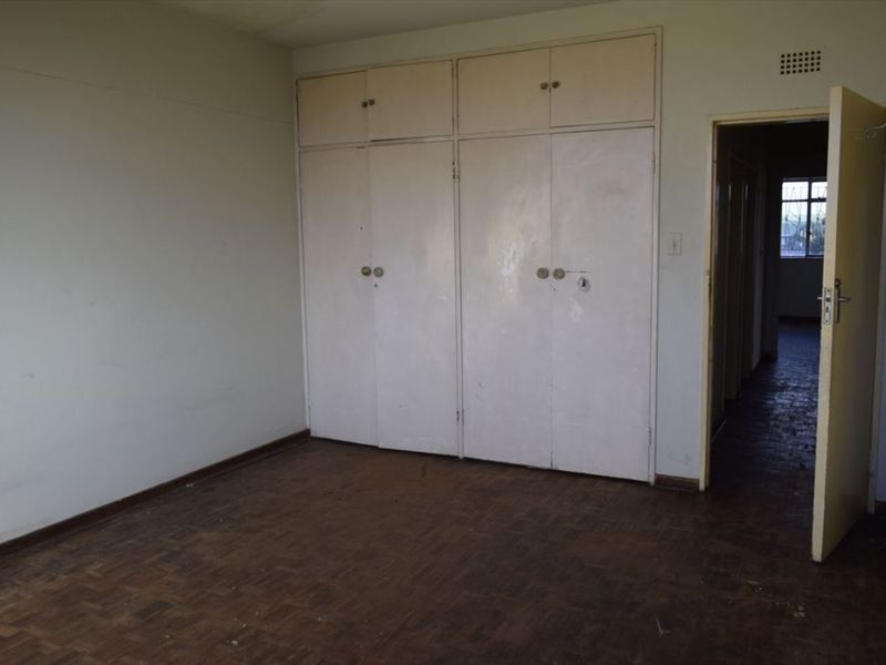 Elegant 2-Bedroom Home with En-Suite Comfort - Photo 3