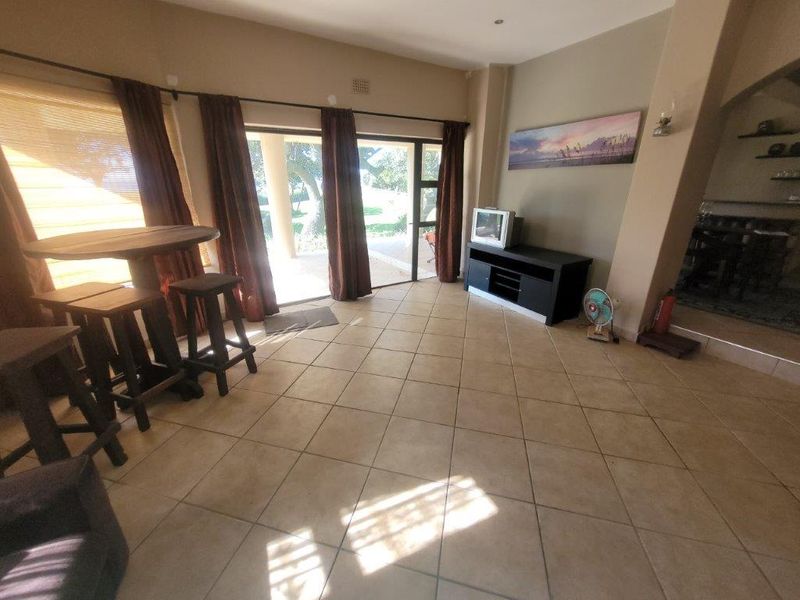 Large 4 Bedroom Ground Floor Unit - Sea Views And Pet Friendly !! - Photo 4