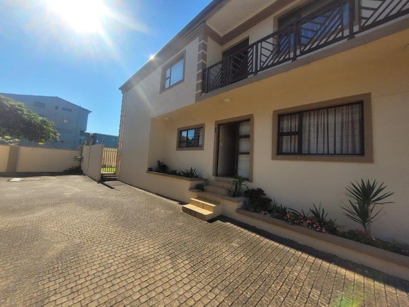 Large 4 Bedroom Ground Floor Unit - Sea Views And Pet Friendly !! - Photo 2