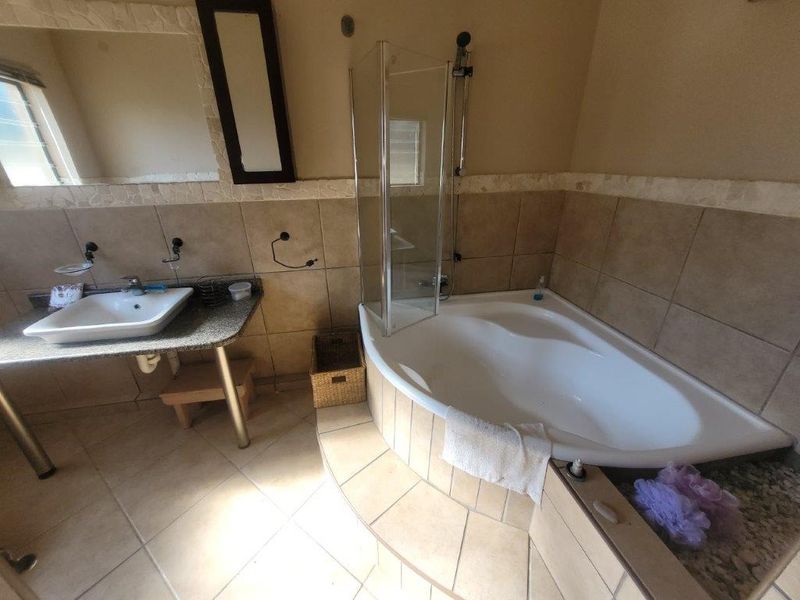 Large 4 Bedroom Ground Floor Unit - Sea Views And Pet Friendly !! - Photo 10