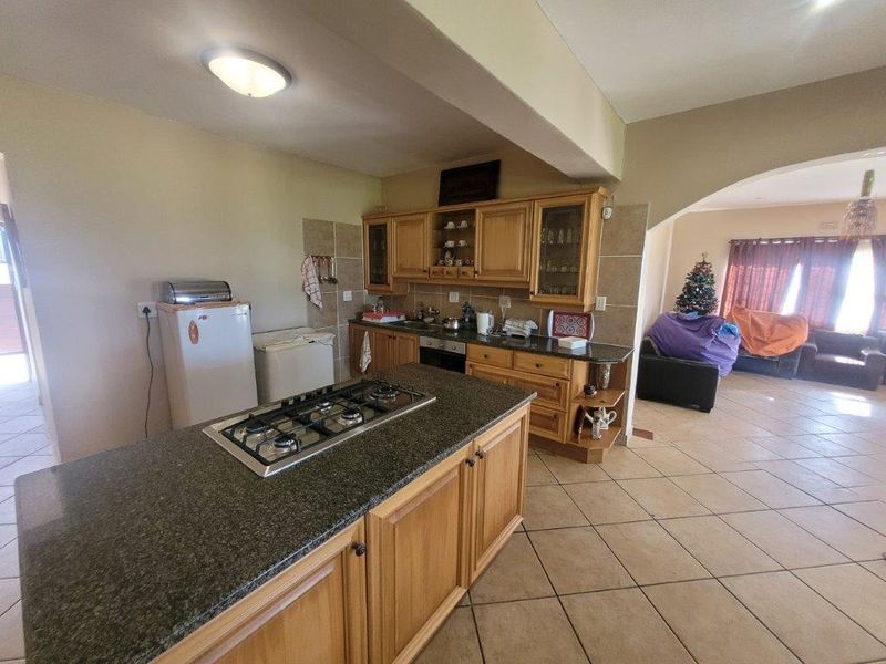 Large 4 Bedroom Ground Floor Unit - Sea Views And Pet Friendly !! - Photo 8