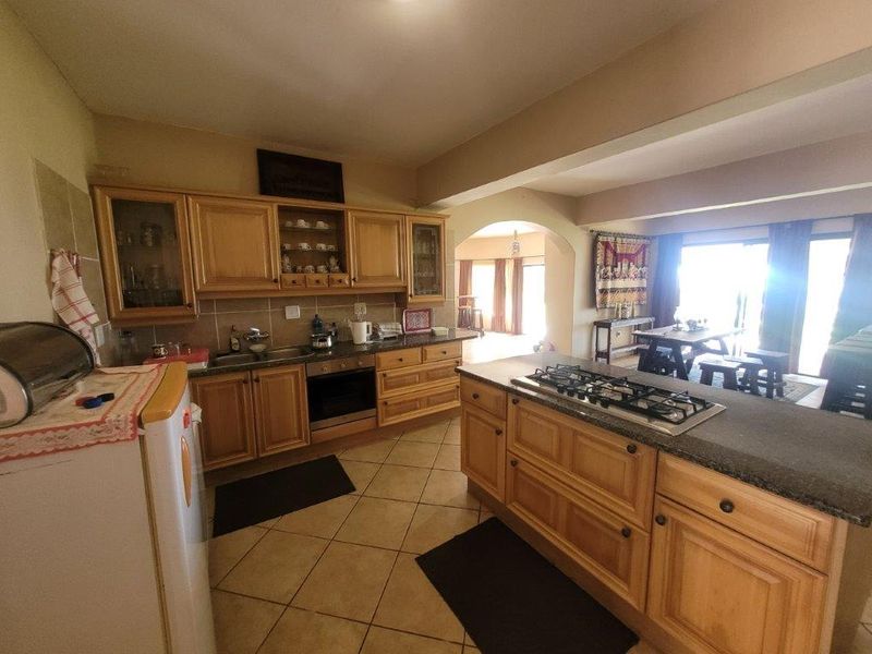 Large 4 Bedroom Ground Floor Unit - Sea Views And Pet Friendly !! - Photo 6