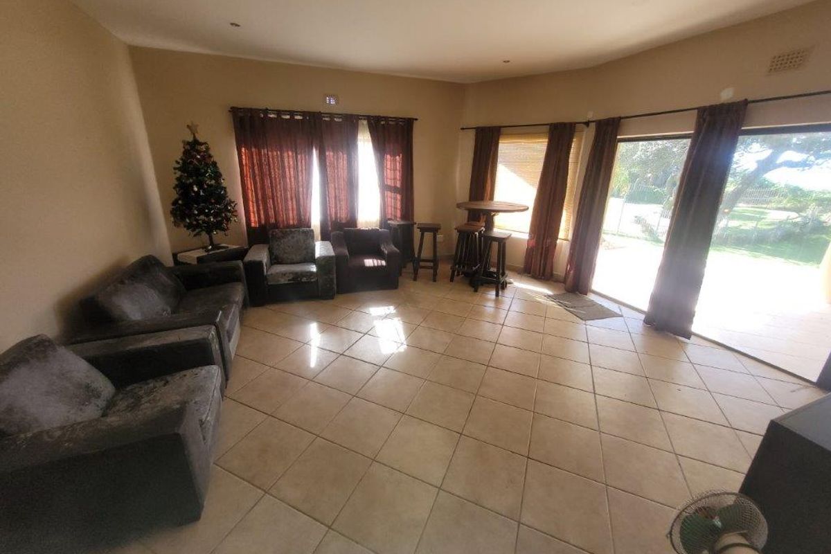 Large 4 Bedroom Ground Floor Unit - Sea Views And Pet Friendly !! - Photo 5