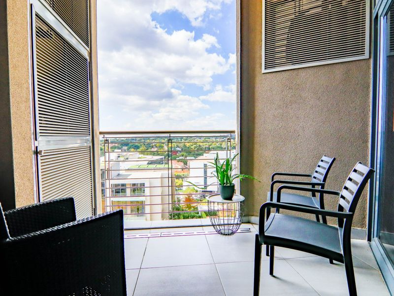 Perfectly positioned in Menlyn Maine, luxury fully furnished spacious one bedroom apartment for sale.  This extraordinary luxury living experience awaits you. - Photo 4