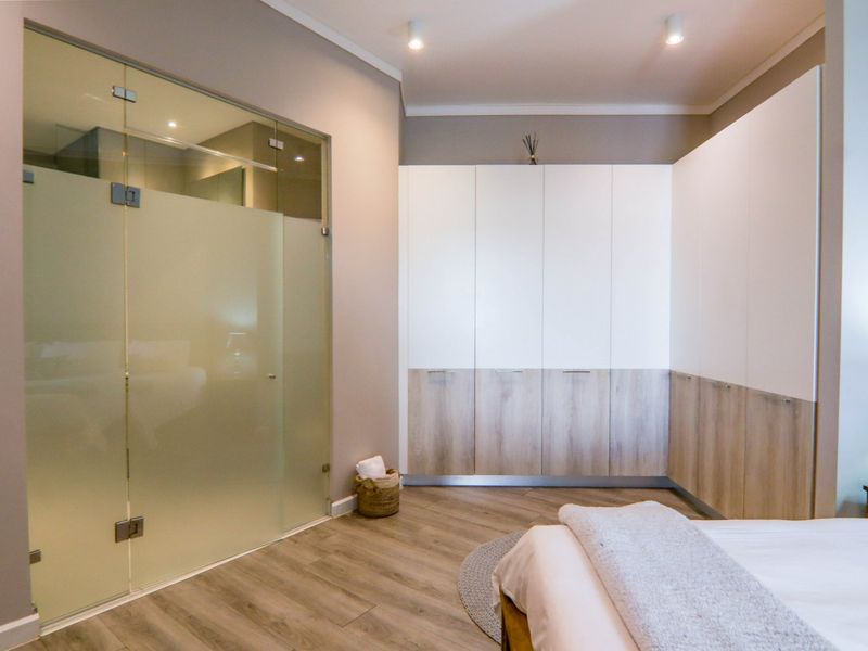  Perfectly positioned in Menlyn Maine, luxury fully furnished spacious one bedroom apartment for sale.  This extraordinary luxury living experience awaits you. - Photo 10