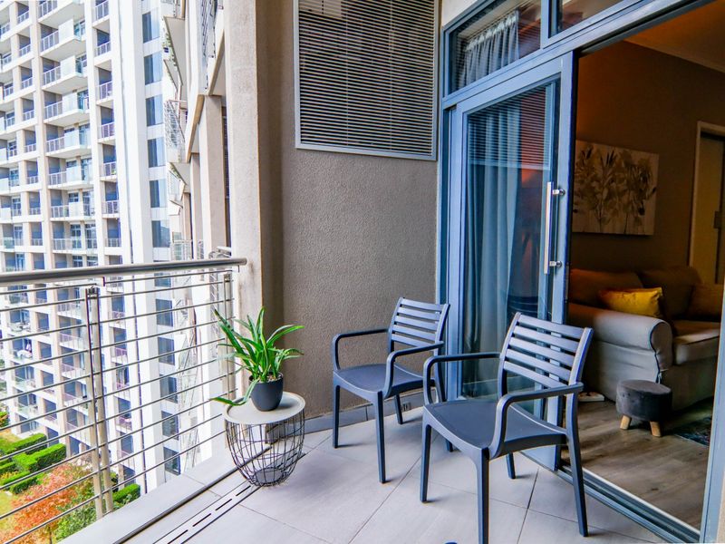  Perfectly positioned in Menlyn Maine, luxury fully furnished spacious one bedroom apartment for sale.  This extraordinary luxury living experience awaits you. - Photo 6