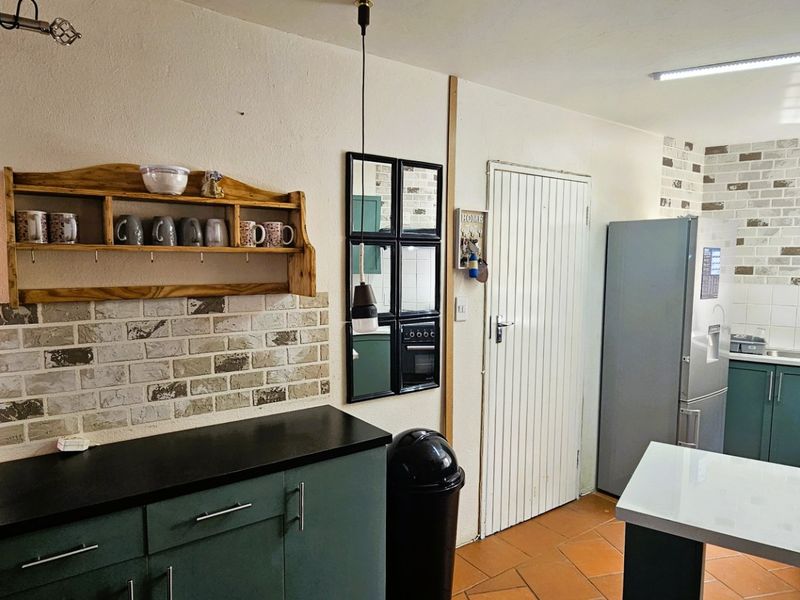 Dream Holiday Home by the Water – Just Move In! - Photo 7