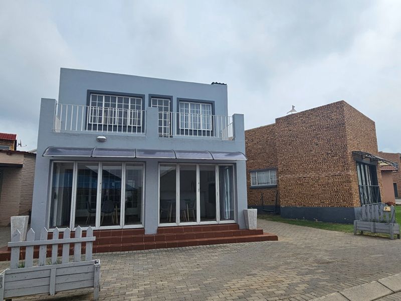 Dream Holiday Home by the Water – Just Move In! - Photo 2