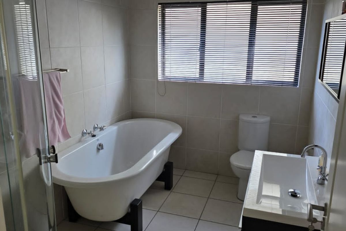 Feel-Good First Floor 2 Bed, 2 Bath Apartment in Acacia, Greenstone Hill - Photo 4