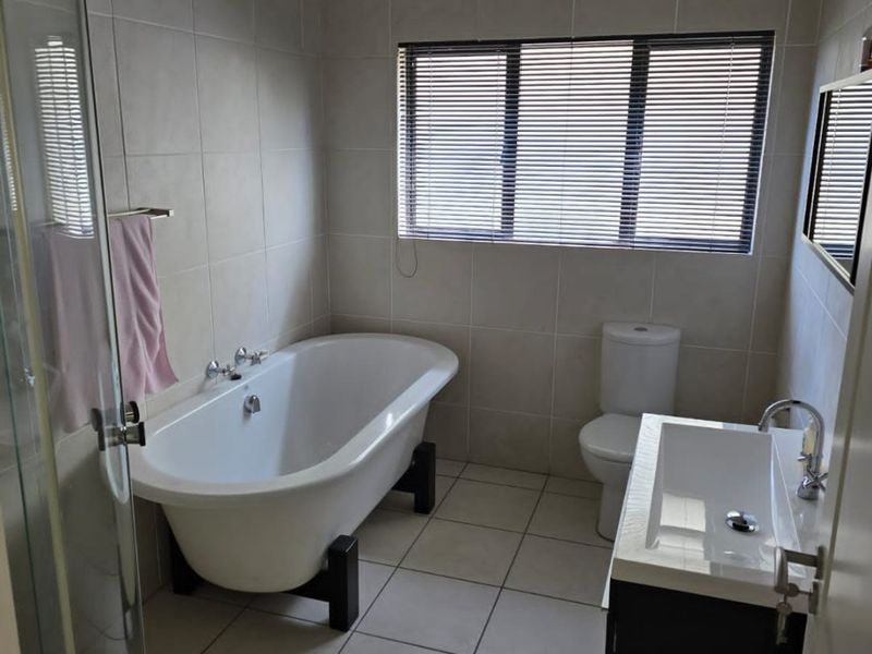 Feel-Good First Floor 2 Bed, 2 Bath Apartment in Acacia, Greenstone Hill - Photo 4