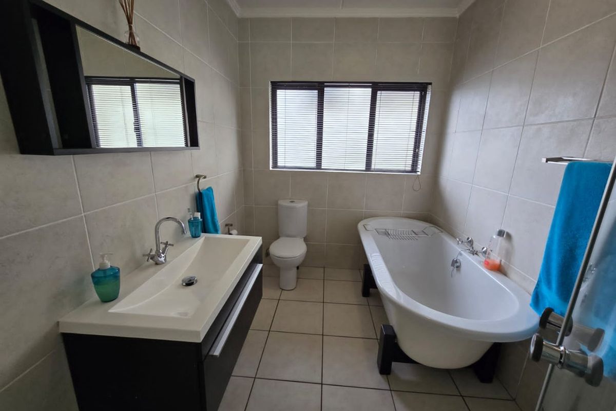 Feel-Good First Floor 2 Bed, 2 Bath Apartment in Acacia, Greenstone Hill - Photo 5
