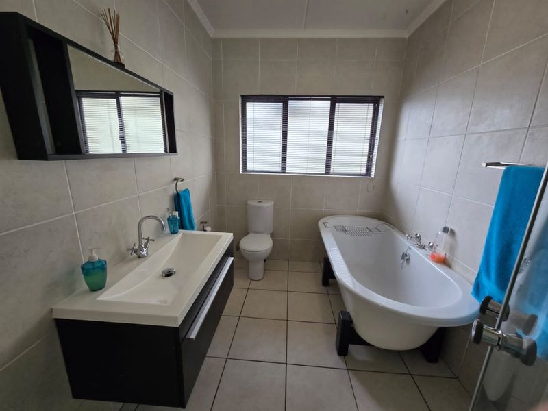Feel-Good First Floor 2 Bed, 2 Bath Apartment in Acacia, Greenstone Hill - Photo 5