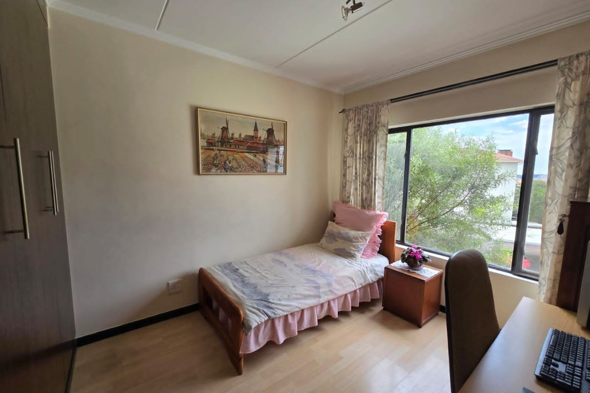 Feel-Good First Floor 2 Bed, 2 Bath Apartment in Acacia, Greenstone Hill - Photo 3