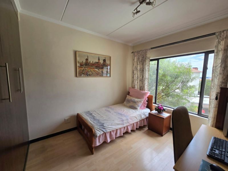 Feel-Good First Floor 2 Bed, 2 Bath Apartment in Acacia, Greenstone Hill - Photo 3