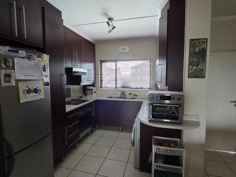 Feel-Good First Floor 2 Bed, 2 Bath Apartment in Acacia, Greenstone Hill - Photo 9