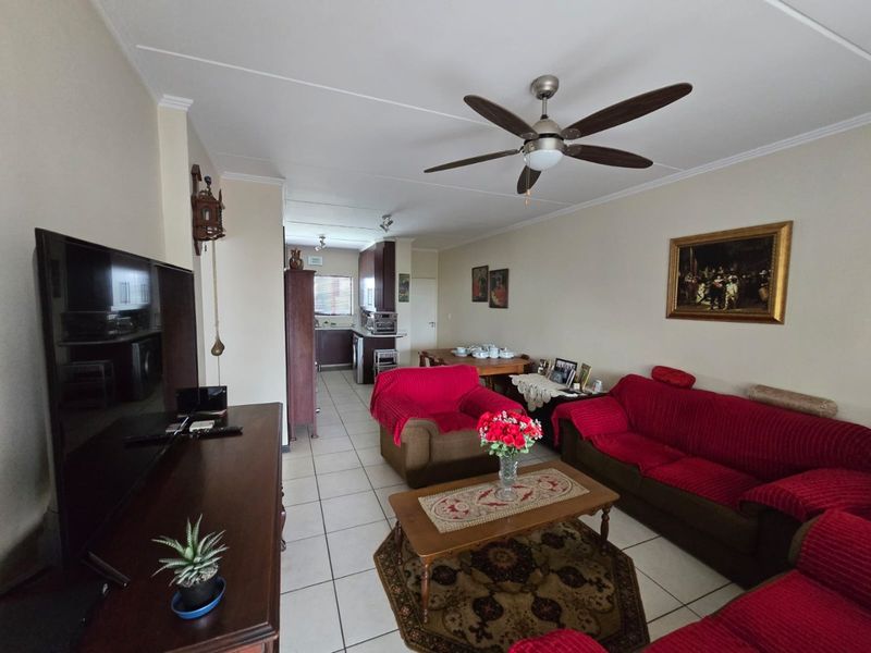 Feel-Good First Floor 2 Bed, 2 Bath Apartment in Acacia, Greenstone Hill - Photo 7
