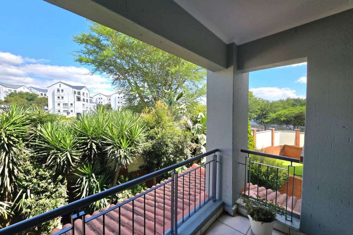 Feel-Good First Floor 2 Bed, 2 Bath Apartment in Acacia, Greenstone Hill - Photo 2