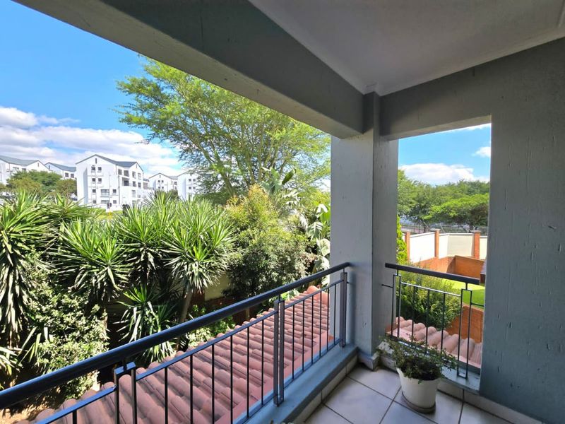 Feel-Good First Floor 2 Bed, 2 Bath Apartment in Acacia, Greenstone Hill - Photo 2