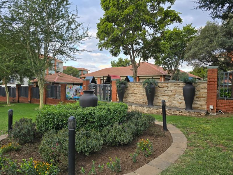 Feel-Good First Floor 2 Bed, 2 Bath Apartment in Acacia, Greenstone Hill - Photo 10