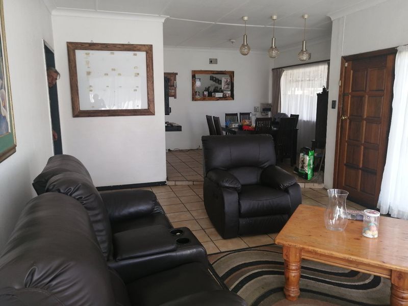 3 Bedroom House for Sale in Strubenvale - Photo 5