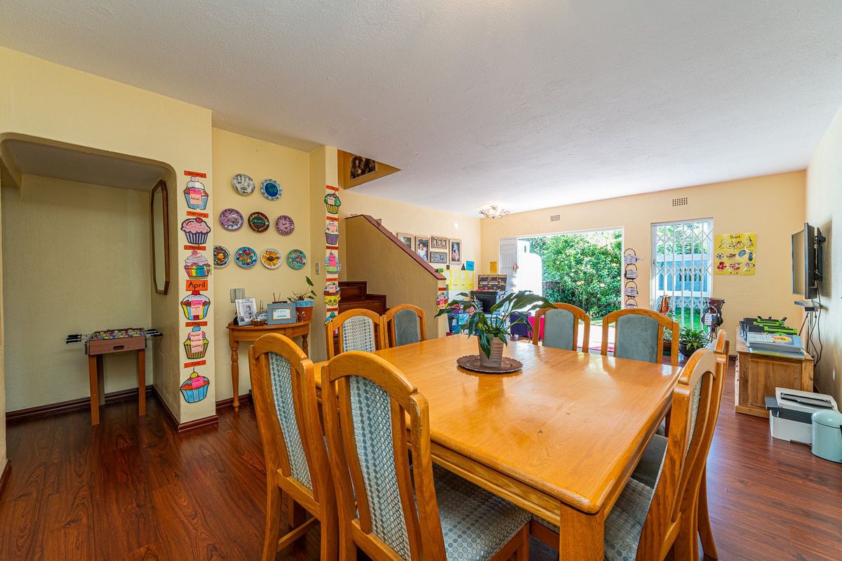 Charming & Secure Duplex in Prime Location - Photo 3