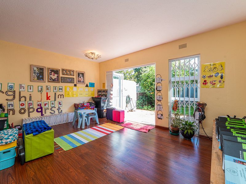 Charming & Secure Duplex in Prime Location - Photo 5