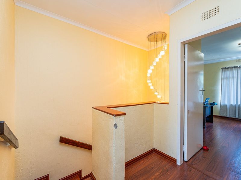 Charming & Secure Duplex in Prime Location - Photo 7