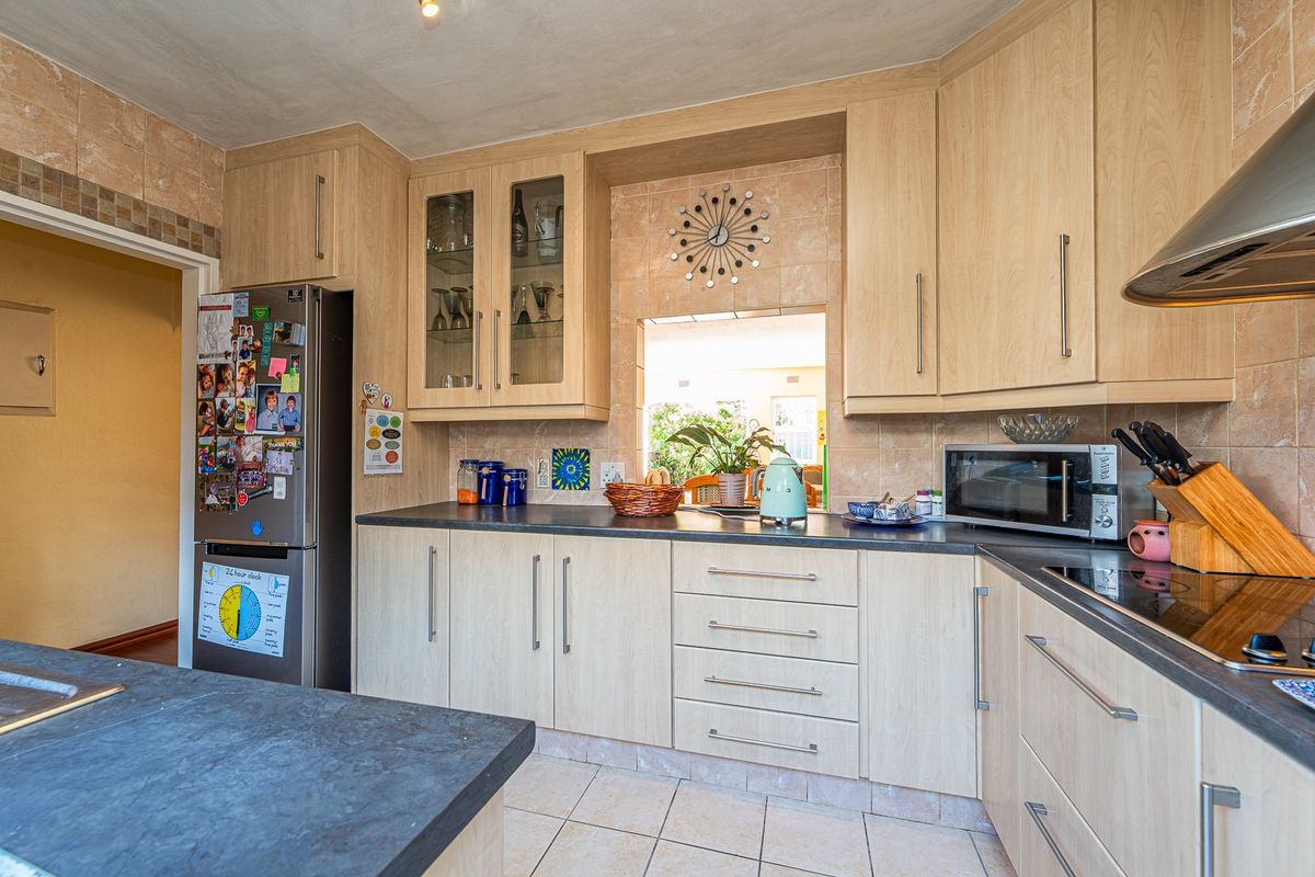 Charming & Secure Duplex in Prime Location - Photo 2