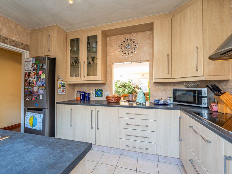 Charming & Secure Duplex in Prime Location - Photo 2