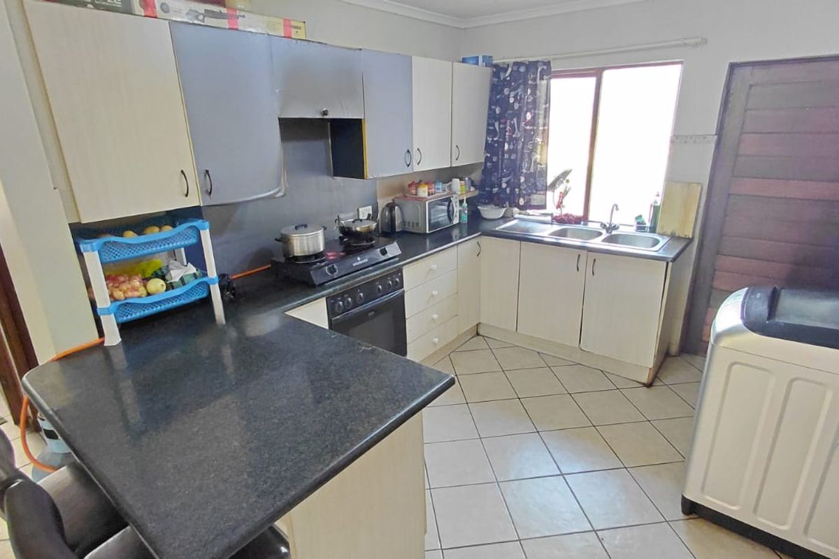 SPACIOUS 2 BED, 2 BATH APARTMENT FOR SALE - Photo 2