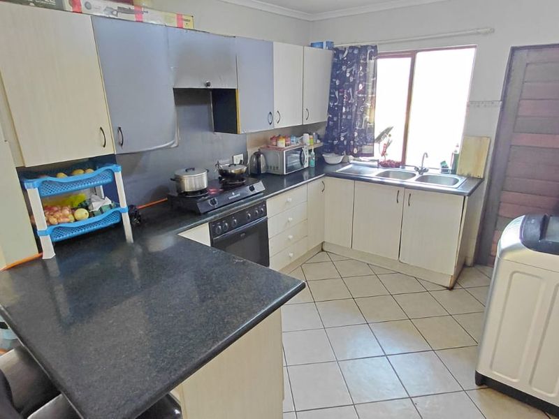 SPACIOUS 2 BED, 2 BATH APARTMENT FOR SALE - Photo 2