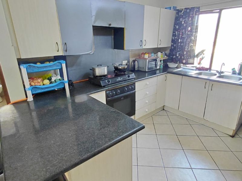 SPACIOUS 2 BED, 2 BATH APARTMENT FOR SALE - Photo 6