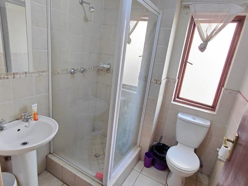 SPACIOUS 2 BED, 2 BATH APARTMENT FOR SALE - Photo 9