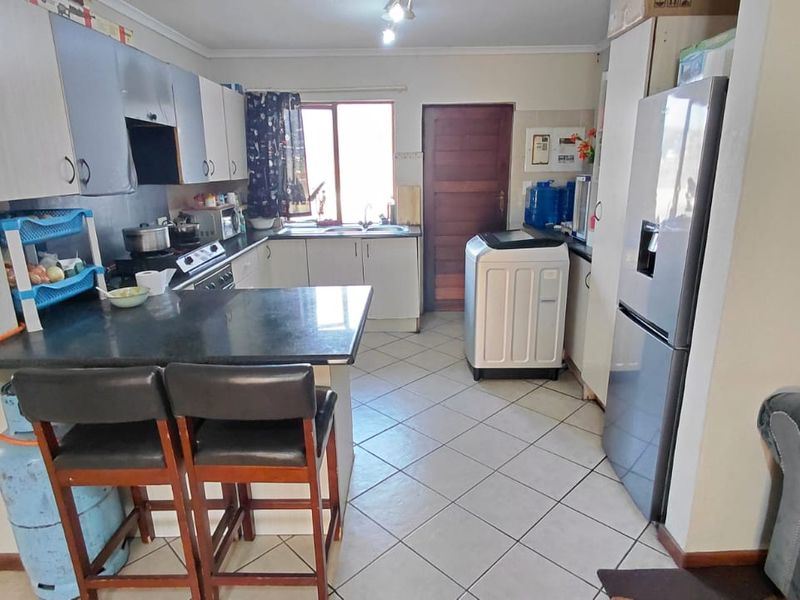 SPACIOUS 2 BED, 2 BATH APARTMENT FOR SALE - Photo 5