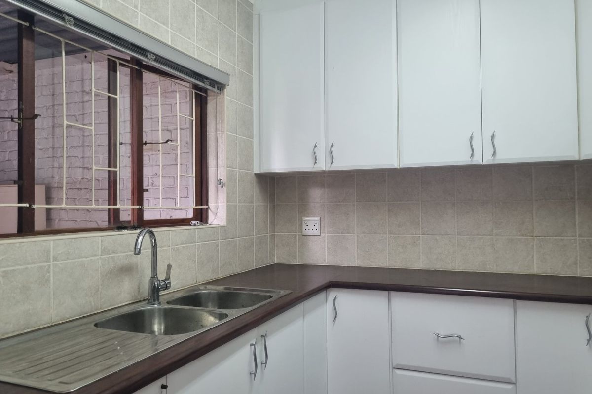 Spacious 3-Bedroom Simplex for Sale in Prestbury — Secure, Pet-Friendly & Packed with Potential - Photo 5