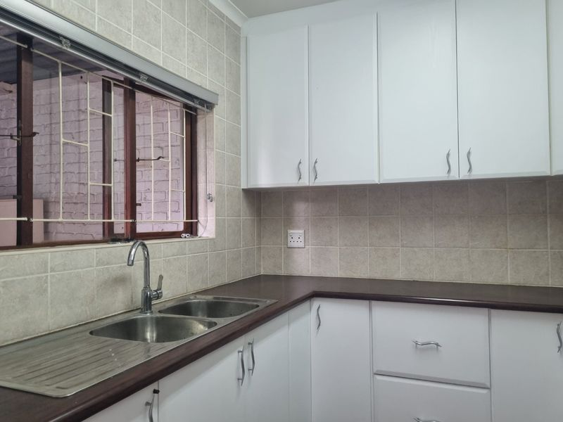 Spacious 3-Bedroom Simplex for Sale in Prestbury — Secure, Pet-Friendly & Packed with Potential - Photo 5