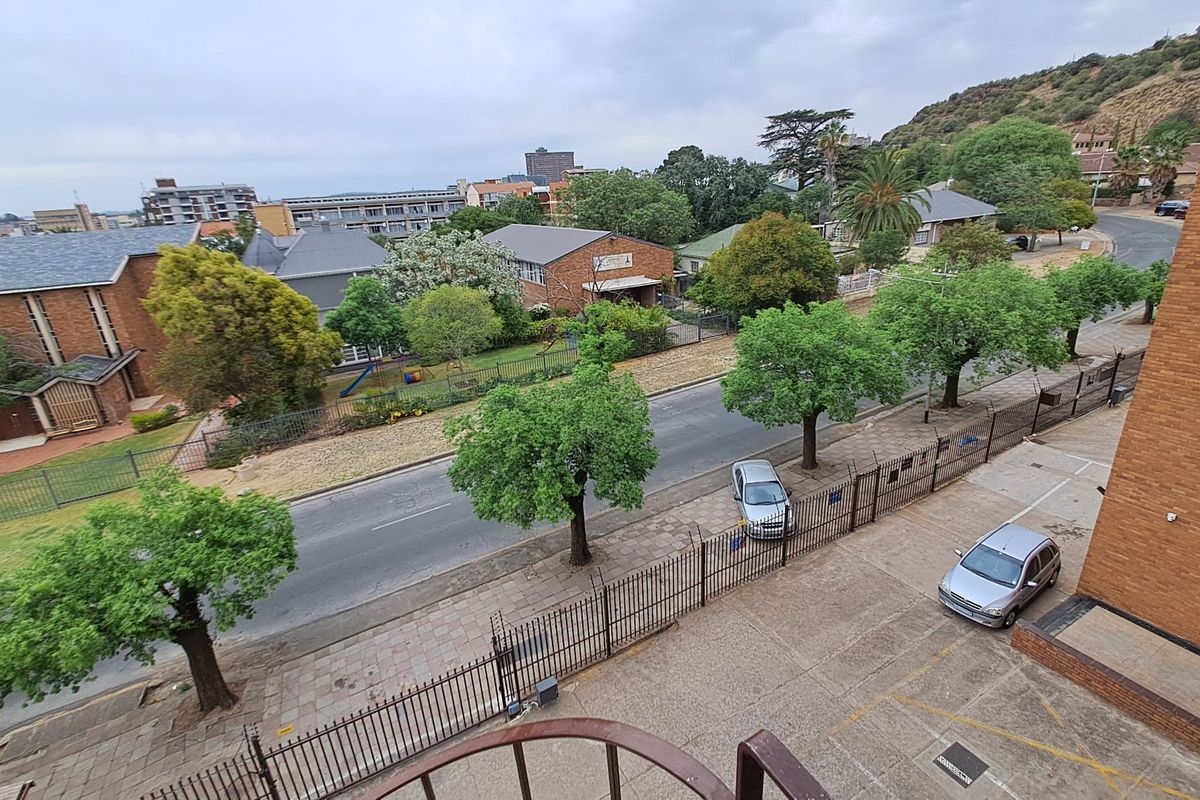Spacious apartment in Arboretum, Bloemfontein - Photo 5