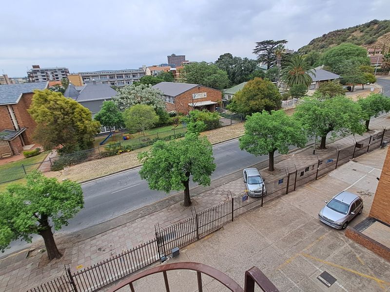 Spacious apartment in Arboretum, Bloemfontein - Photo 5