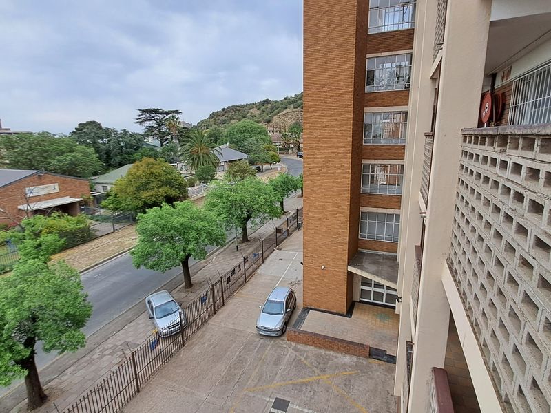 Spacious apartment in Arboretum, Bloemfontein - Photo 7