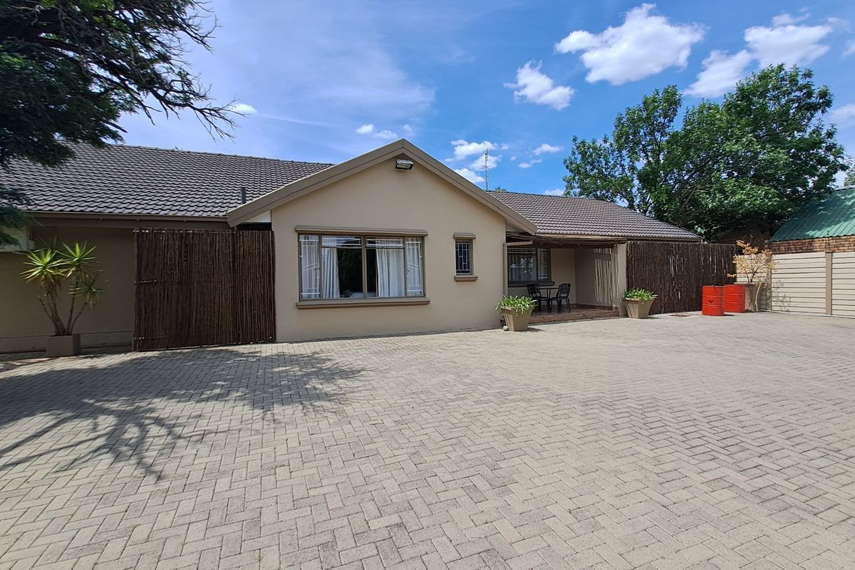 5 Bedroom House with flatlets, Brandwag, Bloemfontein - Photo 2